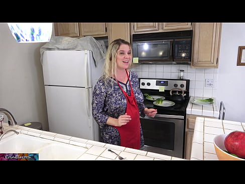 ❤️ Matrigna che lo munge in cucina prima del suo appuntamento ❌ Video di sesso di qualità al it.sexogolic-info.ru