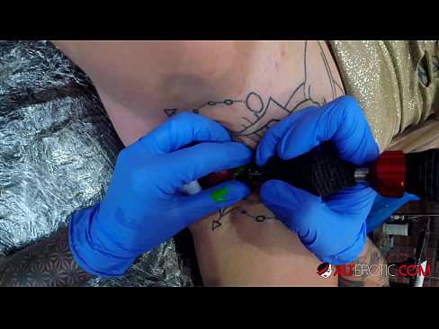 ❤️ Estremamente tatuato hottie Sully Savage ottenuto un tatuaggio sul suo clitoride ❌ Video di sesso di qualità al it.sexogolic-info.ru