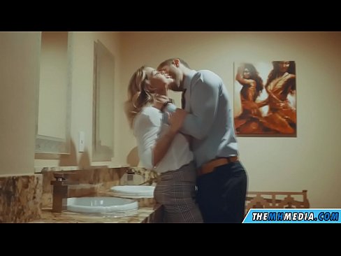 ❤️ Quando una bionda formosa ti seduce in un bagno pubblico ❌ Video di sesso di qualità al it.sexogolic-info.ru